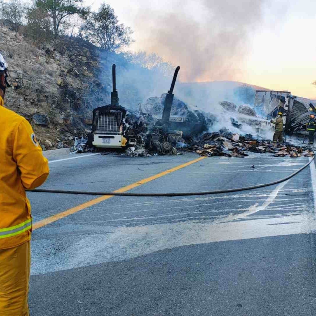 Elemento de Protección Civil en incendio