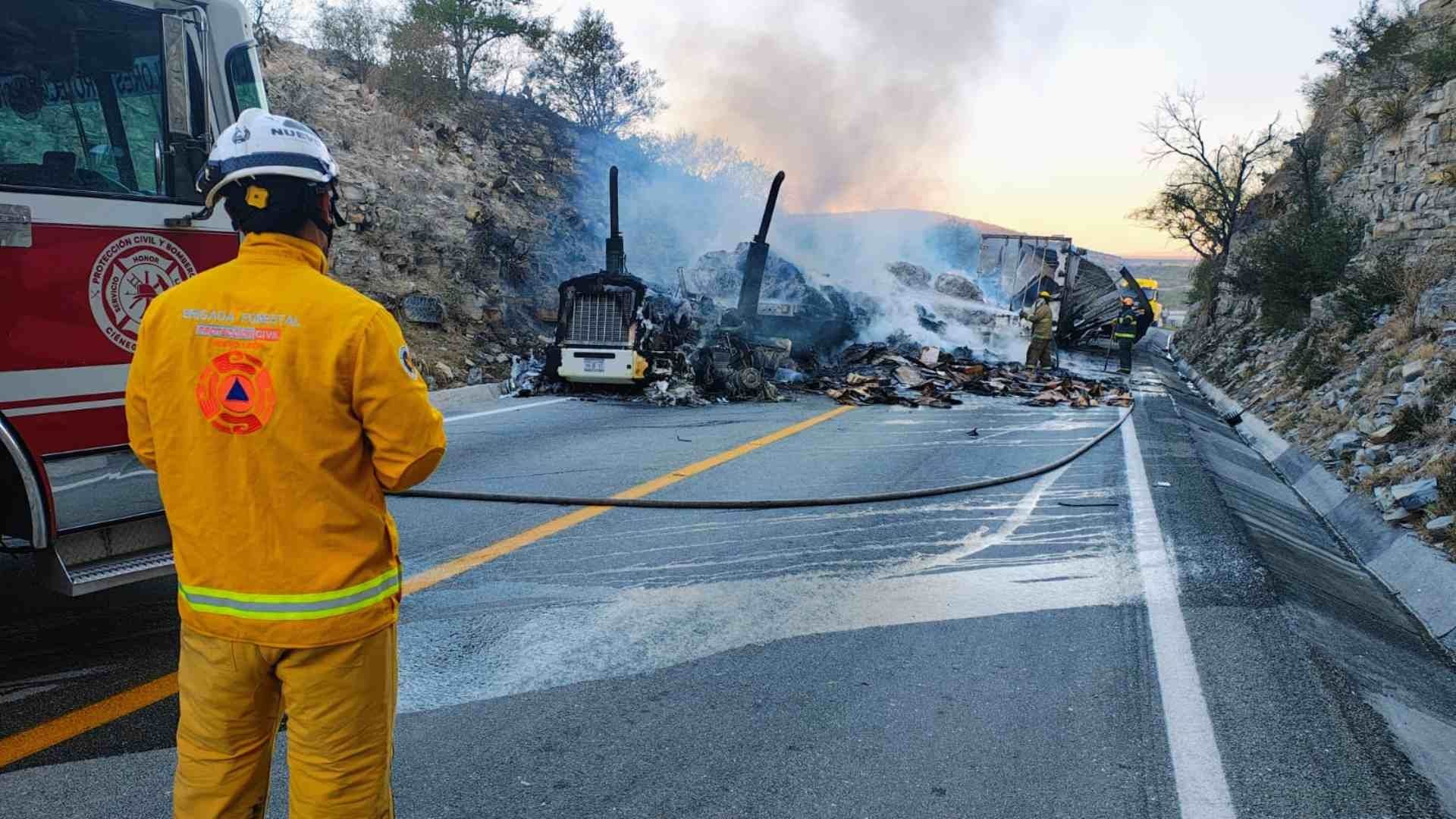 Elemento de Protección Civil en incendio