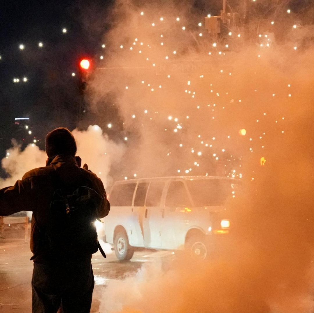 Una persona se encuentra cerca del humo de los gases lacrimógenos, en el norte de Minneapolis, el 14 de enero de 2026. Foto: Reuters