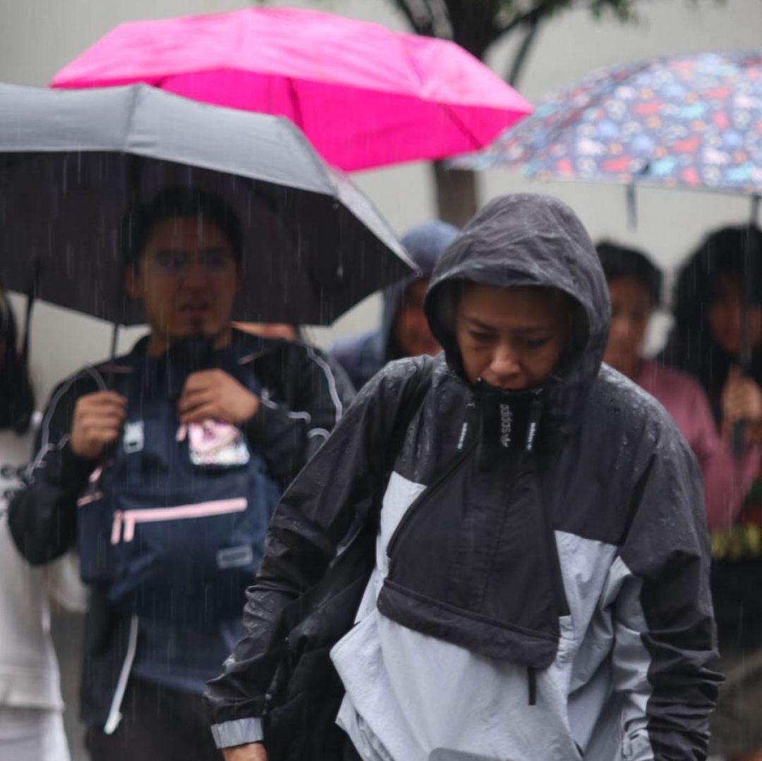 Personas con sombrillas en medio de la lluvia.
