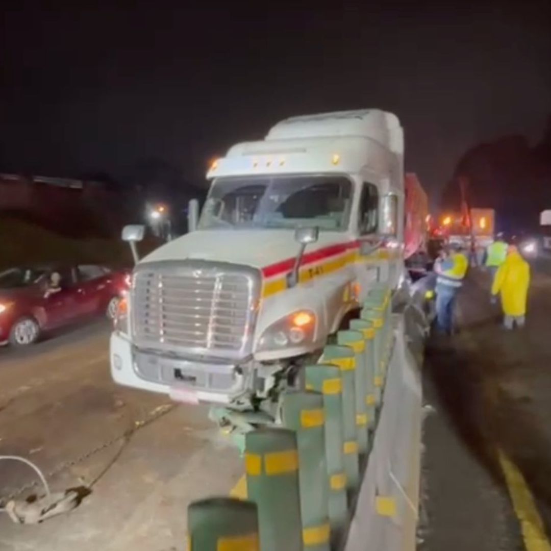 Tráiler Choca Contra Muro de Contención Autopista Córdoba Orizaba Kilómetro 284 Sumidero Ixtaczoquitlán Veracruz
