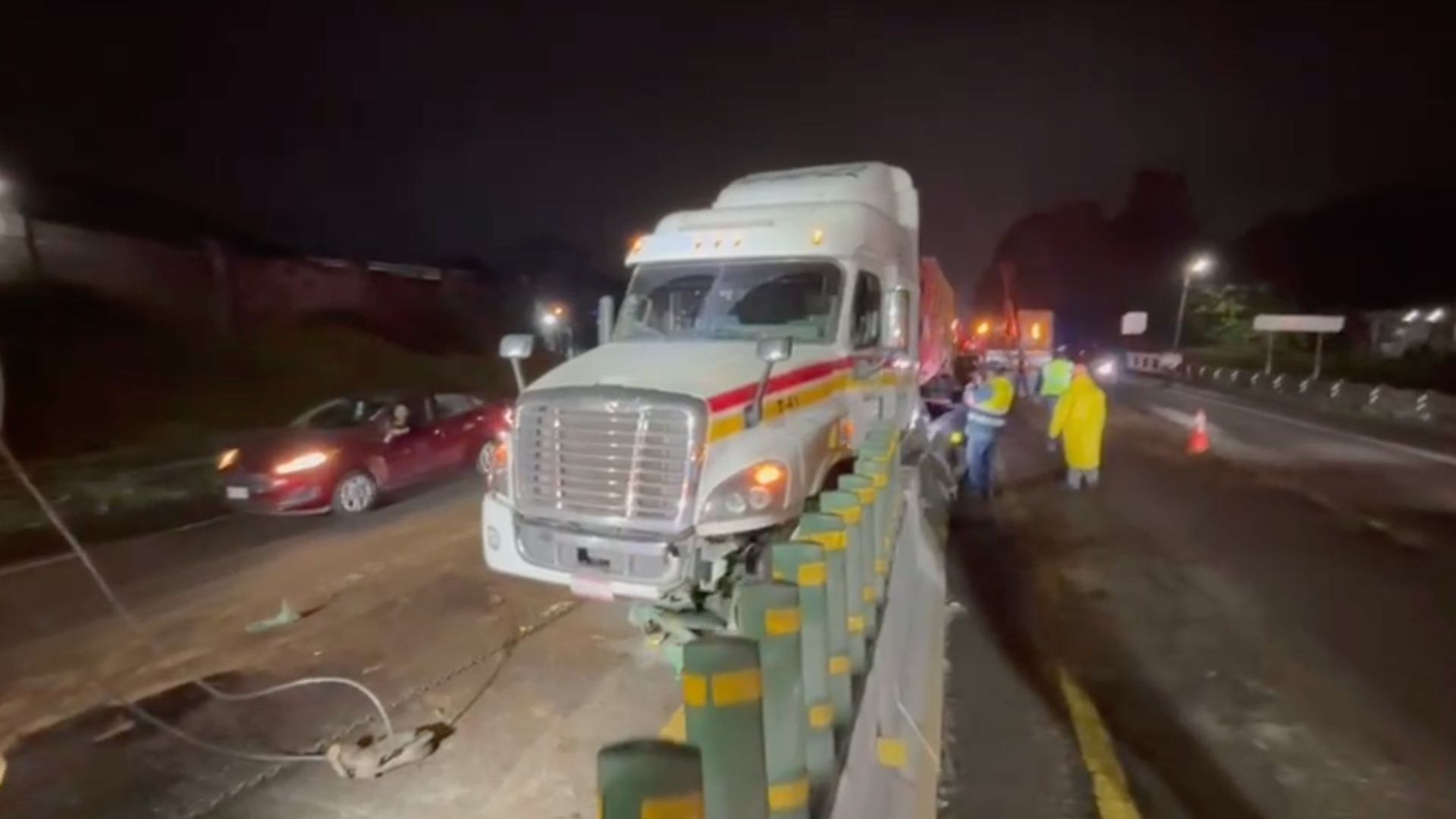 Tráiler Choca Contra Muro de Contención Autopista Córdoba Orizaba Kilómetro 284 Sumidero Ixtaczoquitlán Veracruz