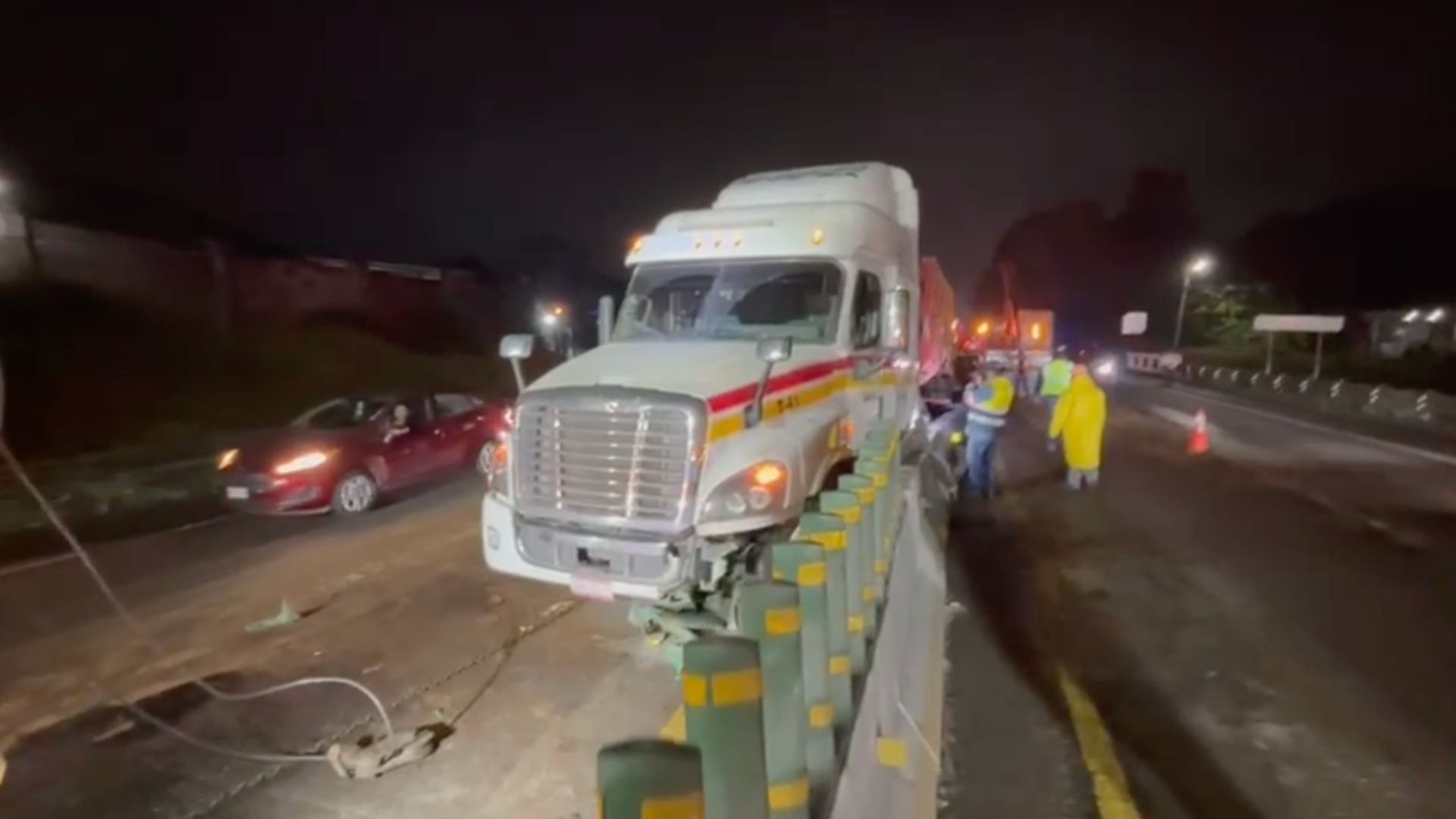 Conductor de Tráiler Choca Contra Muro de Contención en Autopista ...