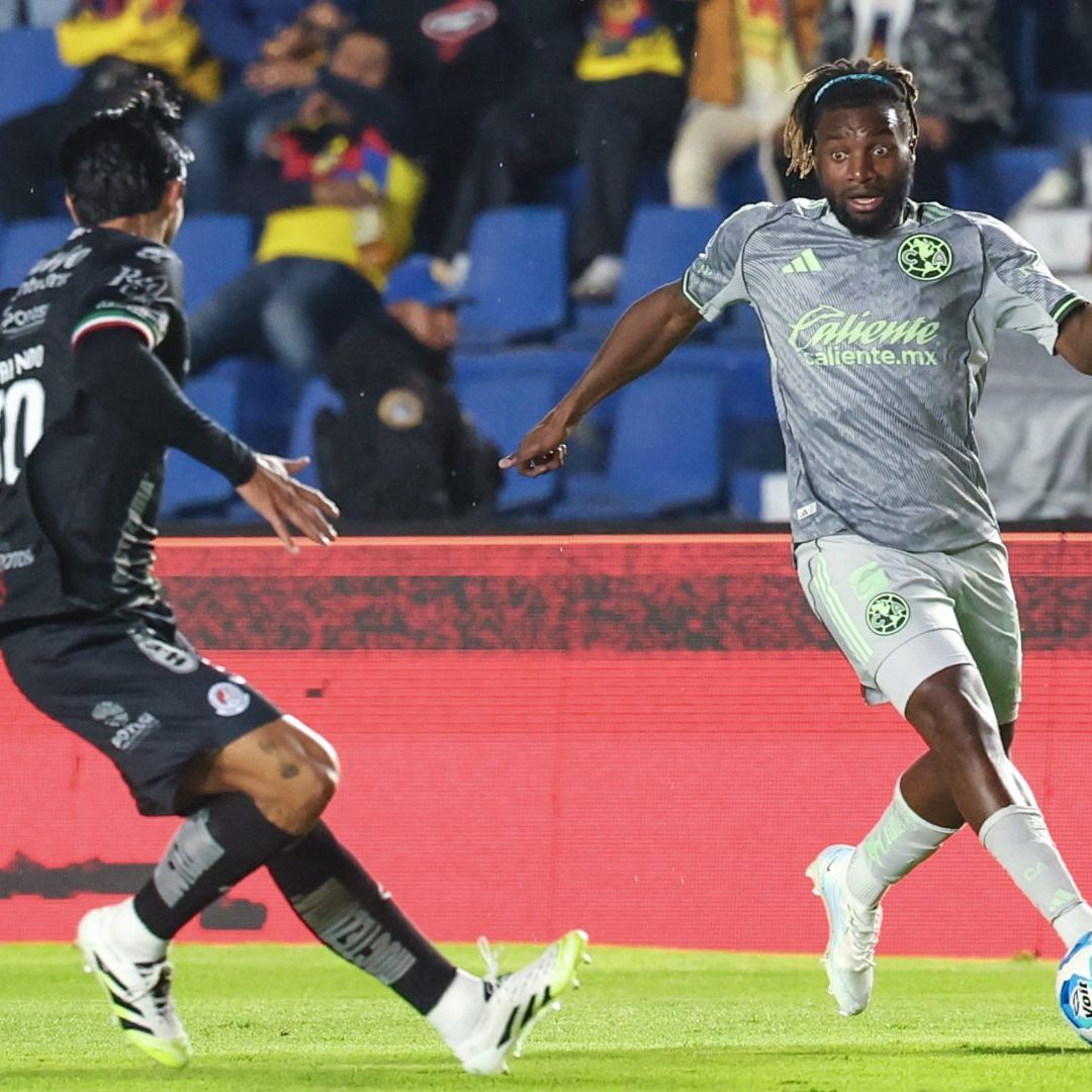 Las Águilas del América, con uniforme gris, recibieron al San Luis en el Estadio Ciudad de los Deportes.
