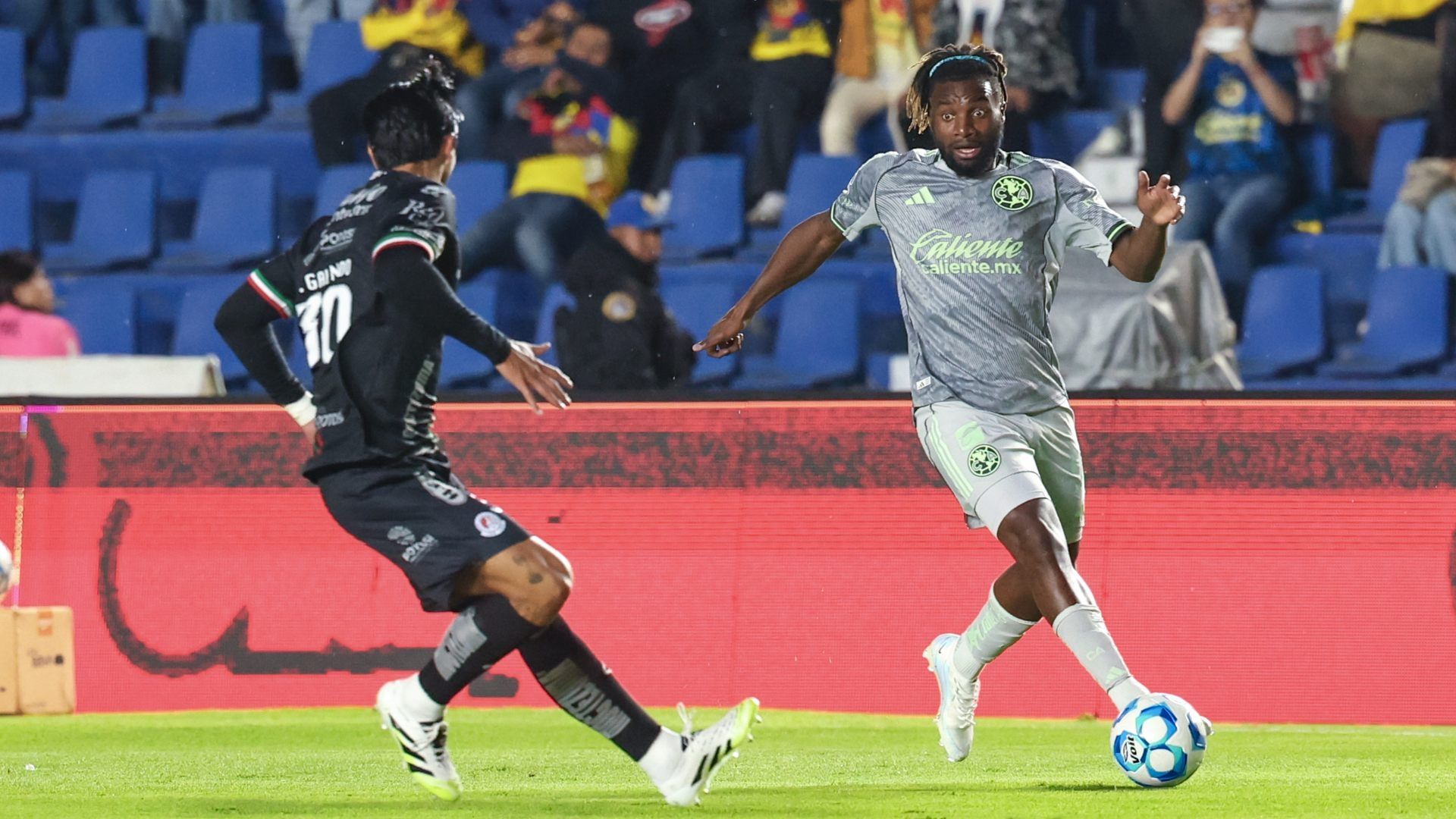 Las Águilas del América, con uniforme gris, recibieron al San Luis en el Estadio Ciudad de los Deportes.