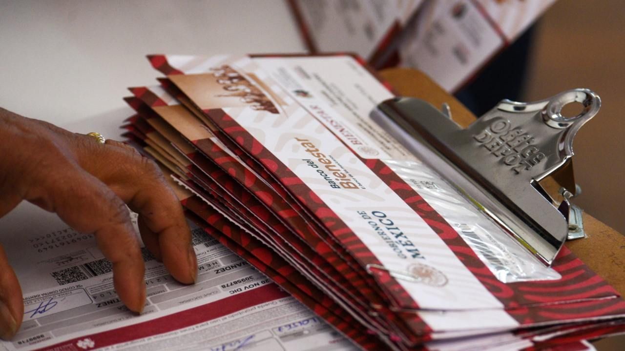 Entrega de tarjetas de la Pensión del Bienestar de las Personas Adultas Mayores