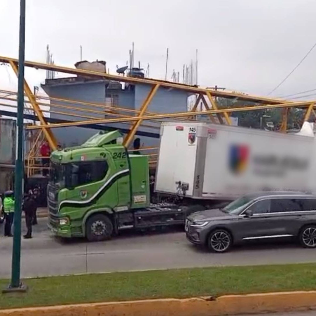 Tráiler se Atora Debajo de Puente Peatonal y Provoca Caos Vial en Avenida Lázaro Cárdenas