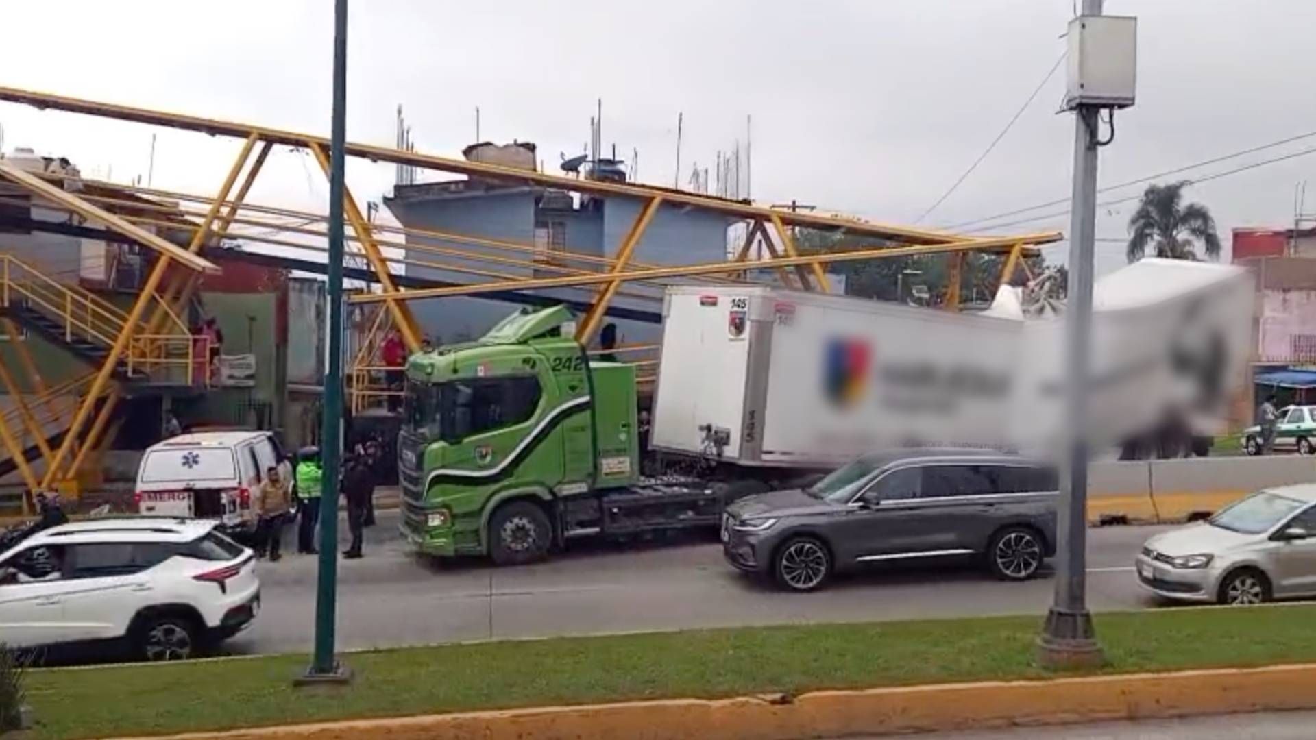 Tráiler se Atora Debajo de Puente Peatonal y Provoca Caos Vial en Avenida Lázaro Cárdenas