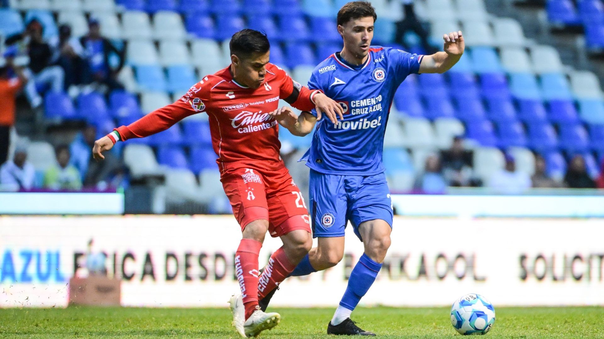 José Paradela tuvo una destacada actuación con el equipo celeste, ante los rojinegros del Atlas.
