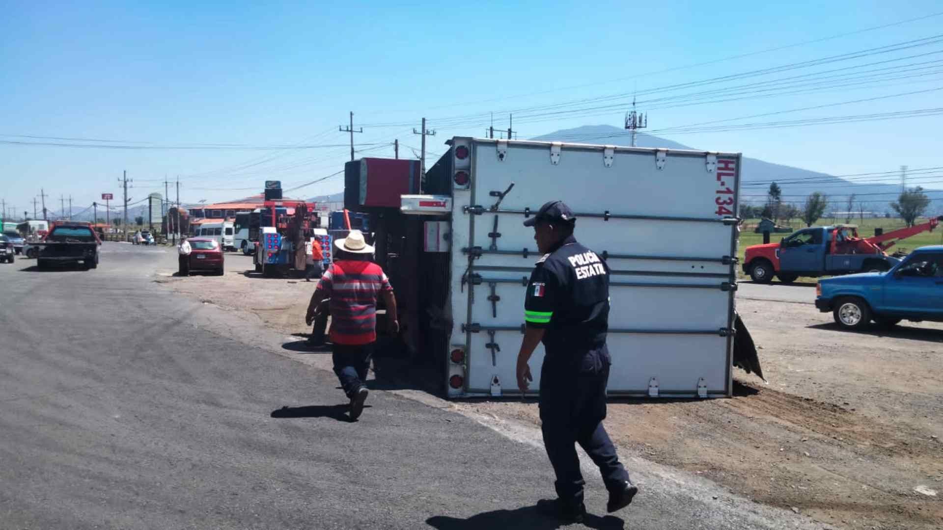 Vuelca tráiler en la Toluca Atlacomulco; cerró la vía durante más de 3 horas