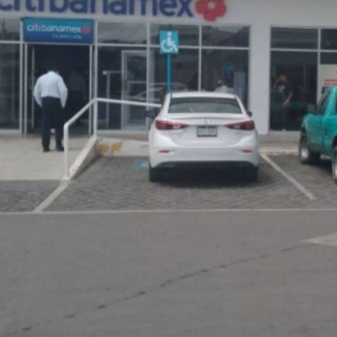 Asaltan a Hombre que Iba Depositar Un Millón de Pesos a Banco de Plaza Comercial en Toluca