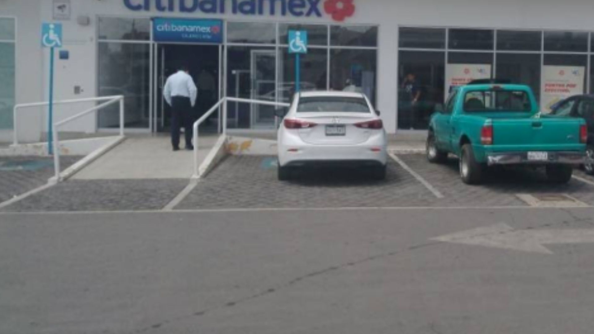 Asaltan a Hombre que Iba Depositar Un Millón de Pesos a Banco de Plaza Comercial en Toluca