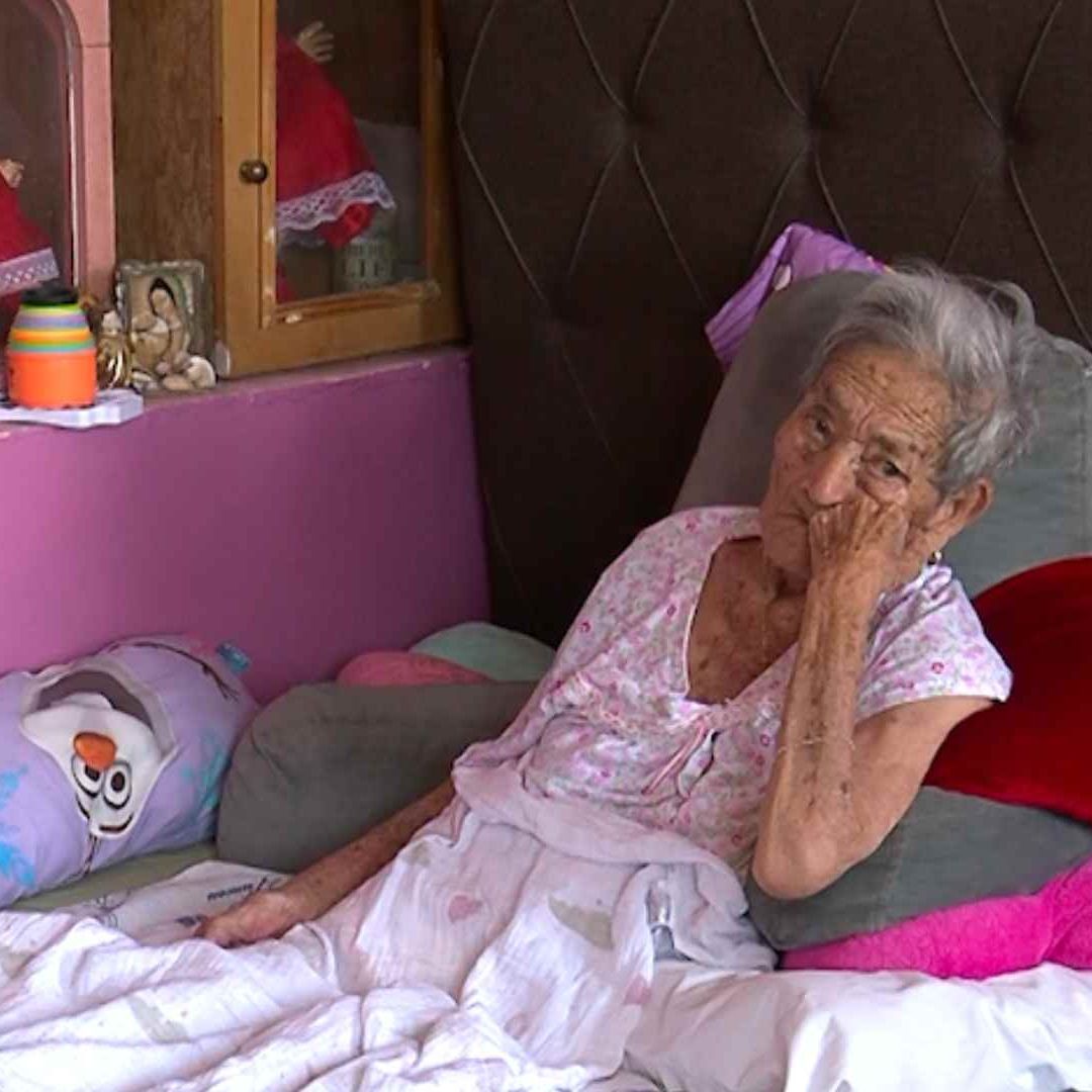Entre el calor y la falta de energía eléctrica, neoleoneses se las ingenian para sobrevivir. Foto: N+