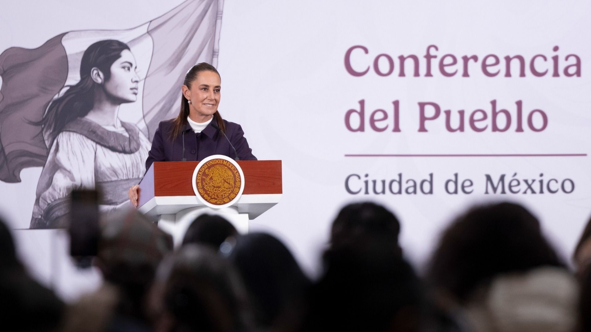 Una mujer en conferencia de prensa.