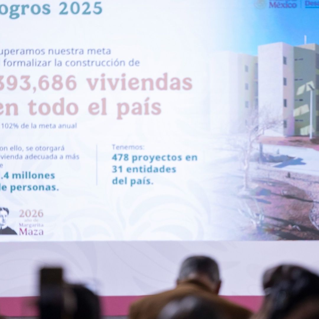 Una mujer realiza una presentación.