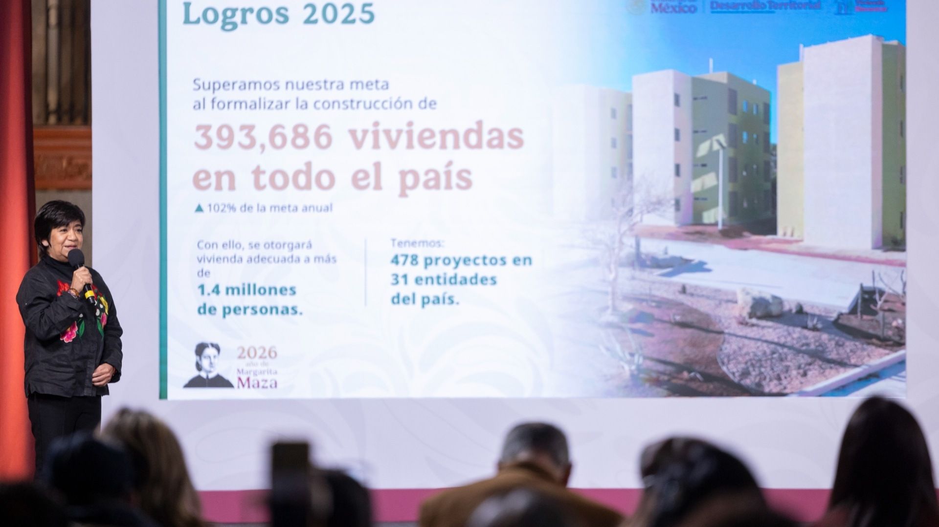 Una mujer realiza una presentación.