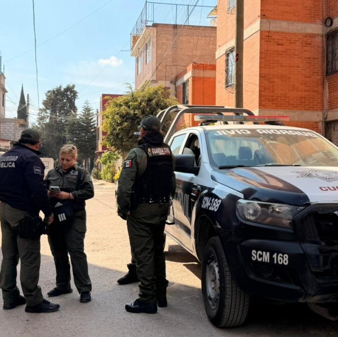 Policías fuera de la casa de una menor que fue robada en Edomex.