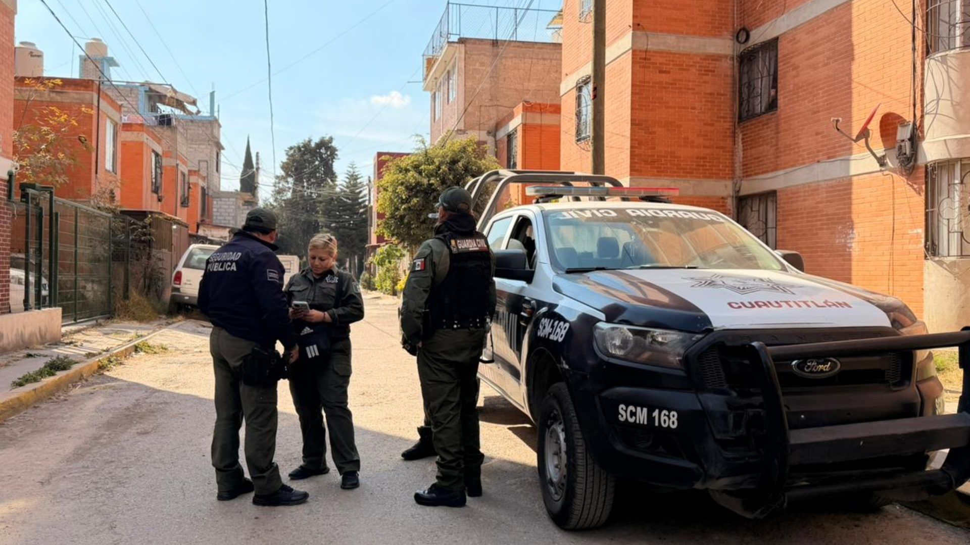 Policías fuera de la casa de una menor que fue robada en Edomex.