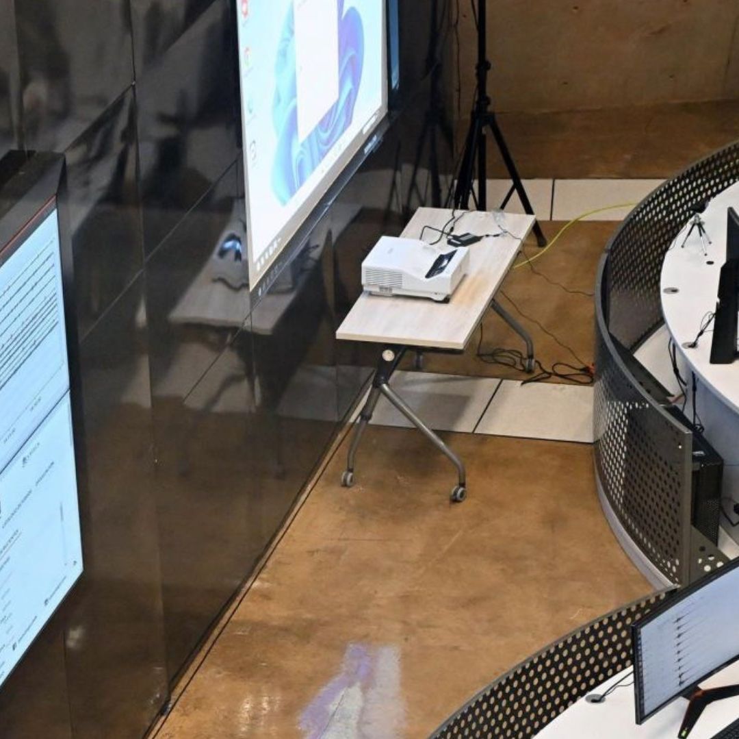 Trabajadores del SSN monitorean sismos.