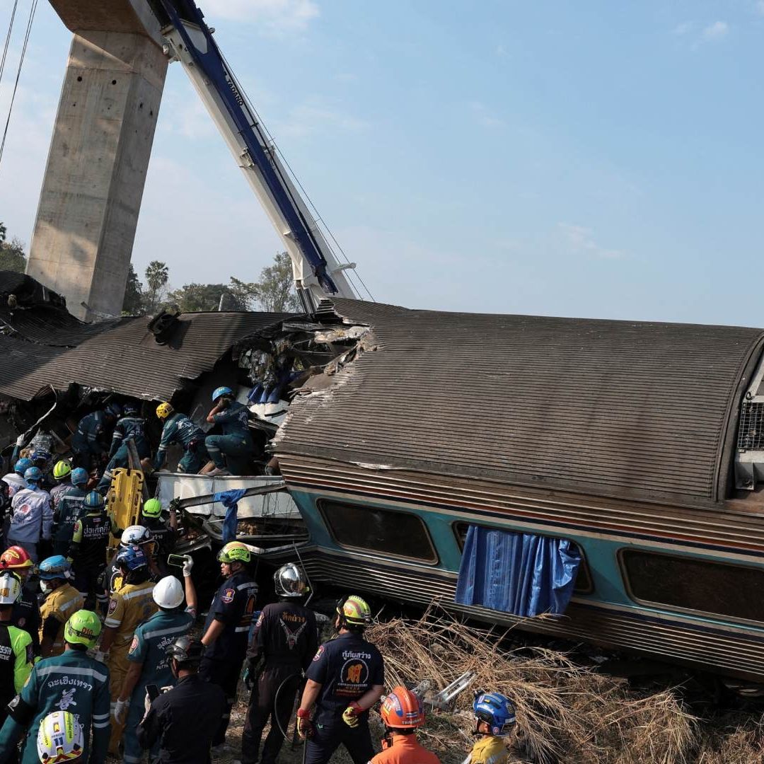Tren de Pasajeros se Descarrila e Incendia Tras Caerle Grúa, en Tailandia; Hay Varios Muertos