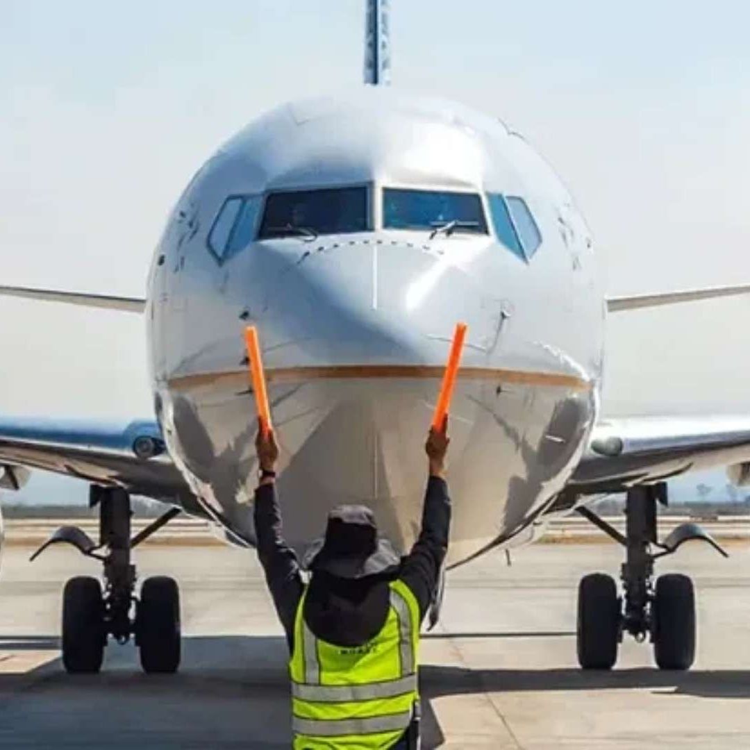 Instrucciones de aparcamiento de avión en el AIFA el 28 de diciembre de 2022.