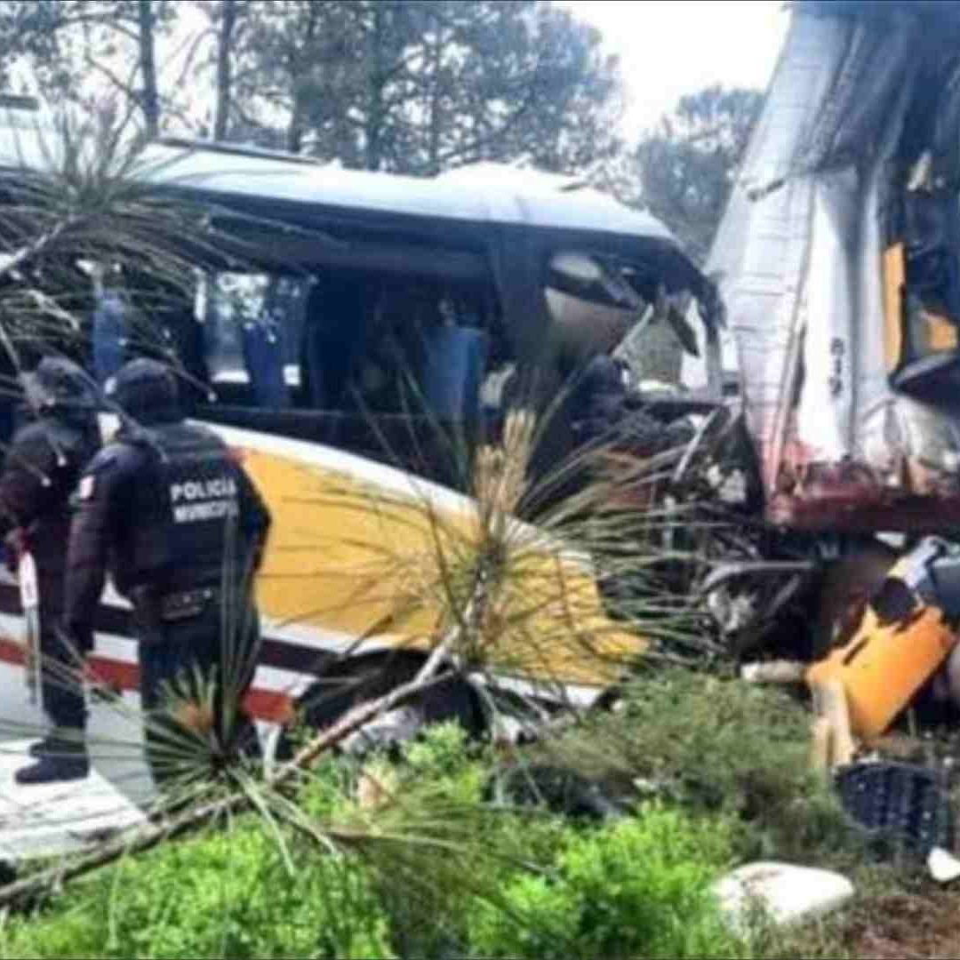 El operador de un tráiler invadió el carril contrario para rebasar en la carretera Acatzingo-El Seco