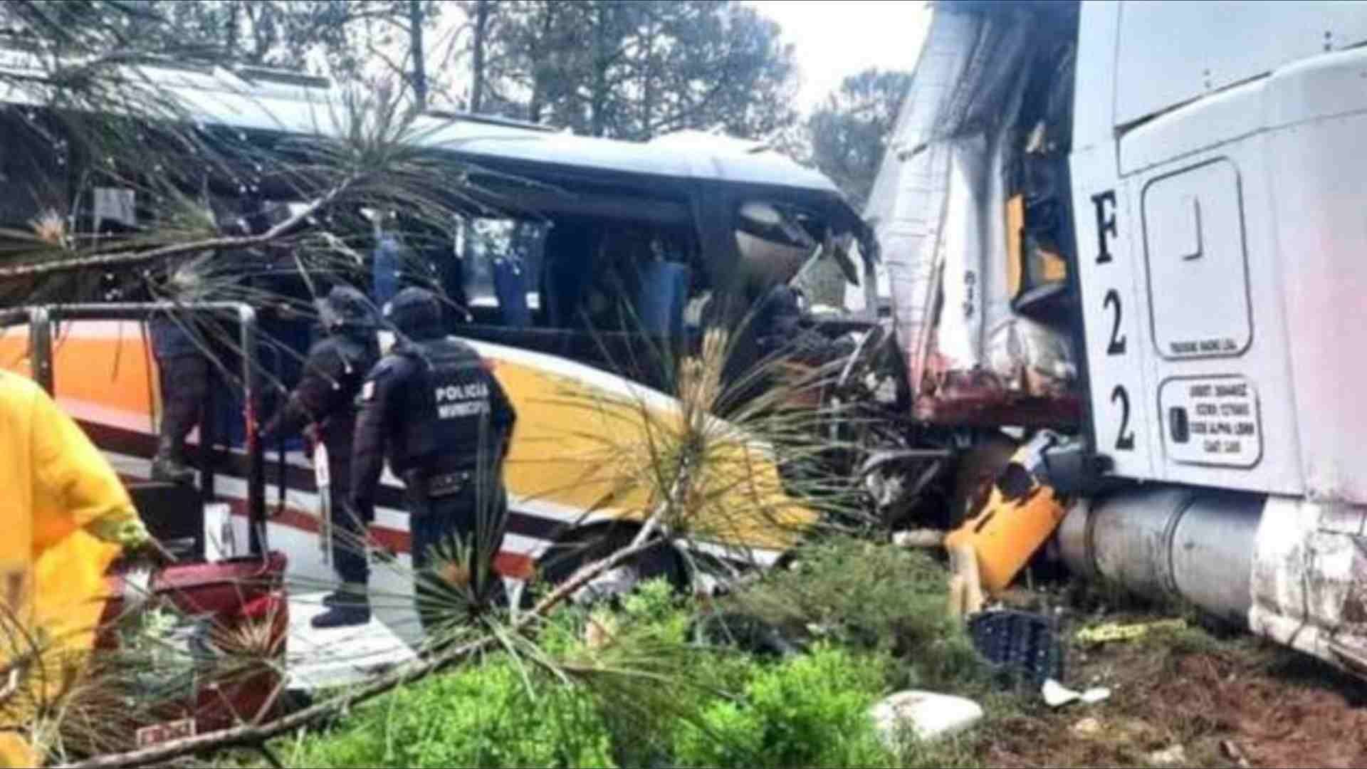 El operador de un tráiler invadió el carril contrario para rebasar en la carretera Acatzingo-El Seco