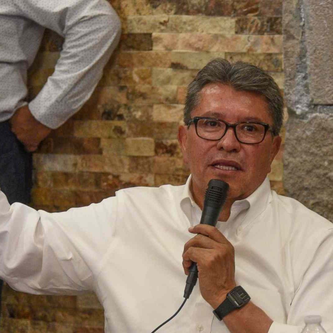 Ricardo Monreal durante una conferencia