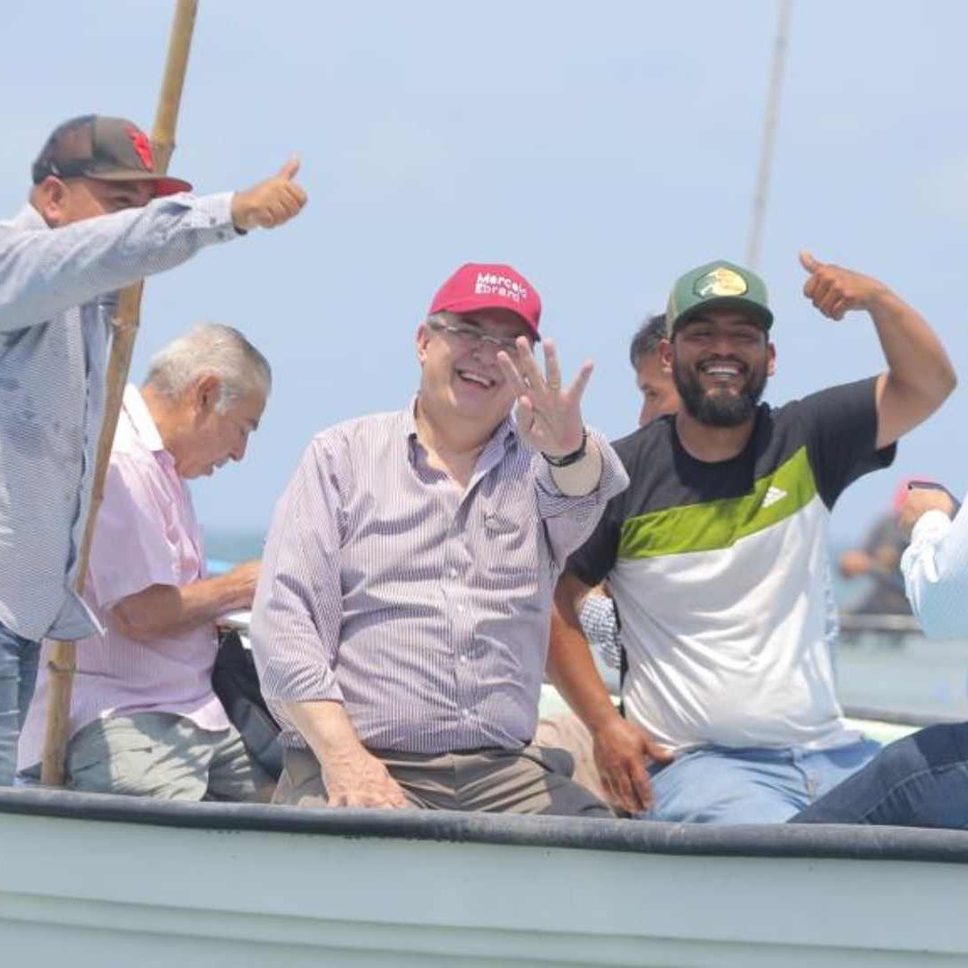 Marcelo Ebrard en su visita a pescadores de Mazatlán.