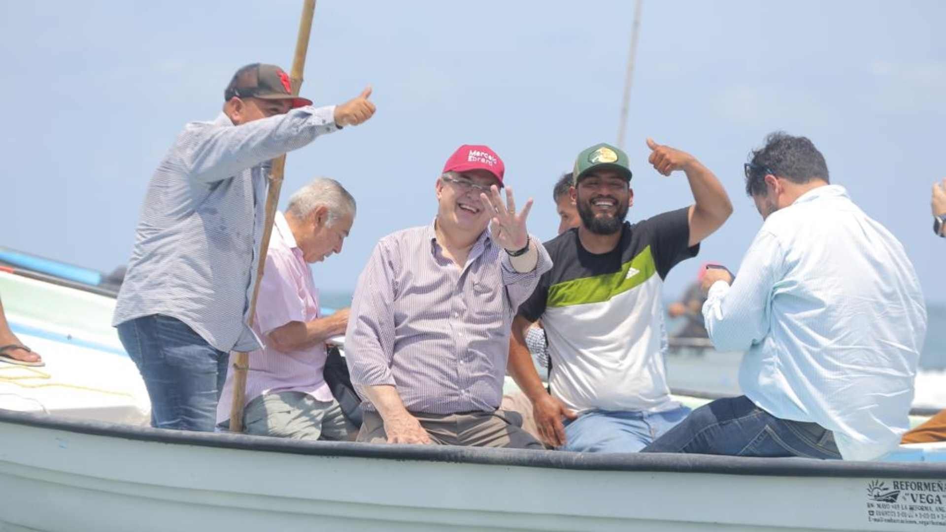 Marcelo Ebrard en su visita a pescadores de Mazatlán.