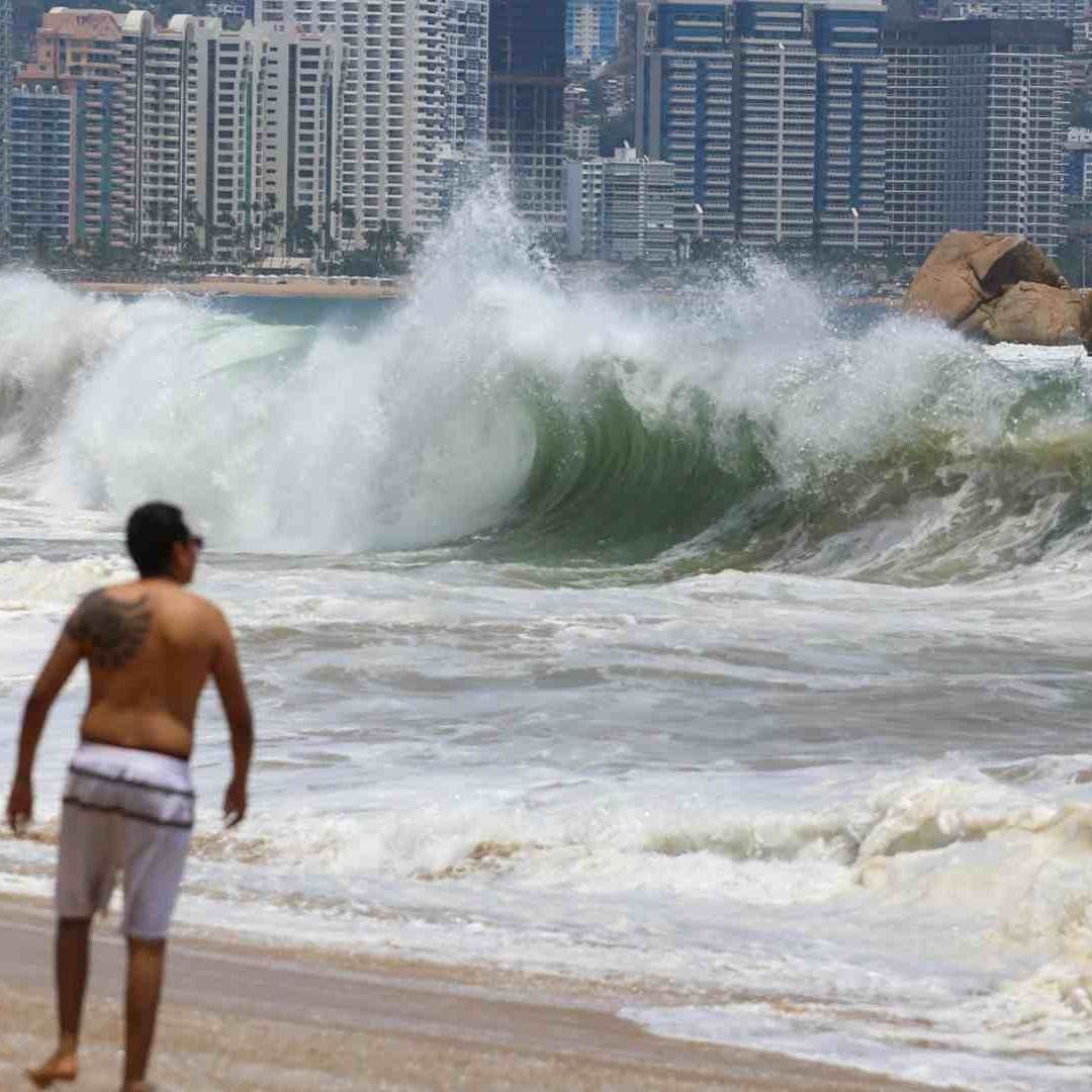 Mar de fondo en playas de Acapulco, Guerrero