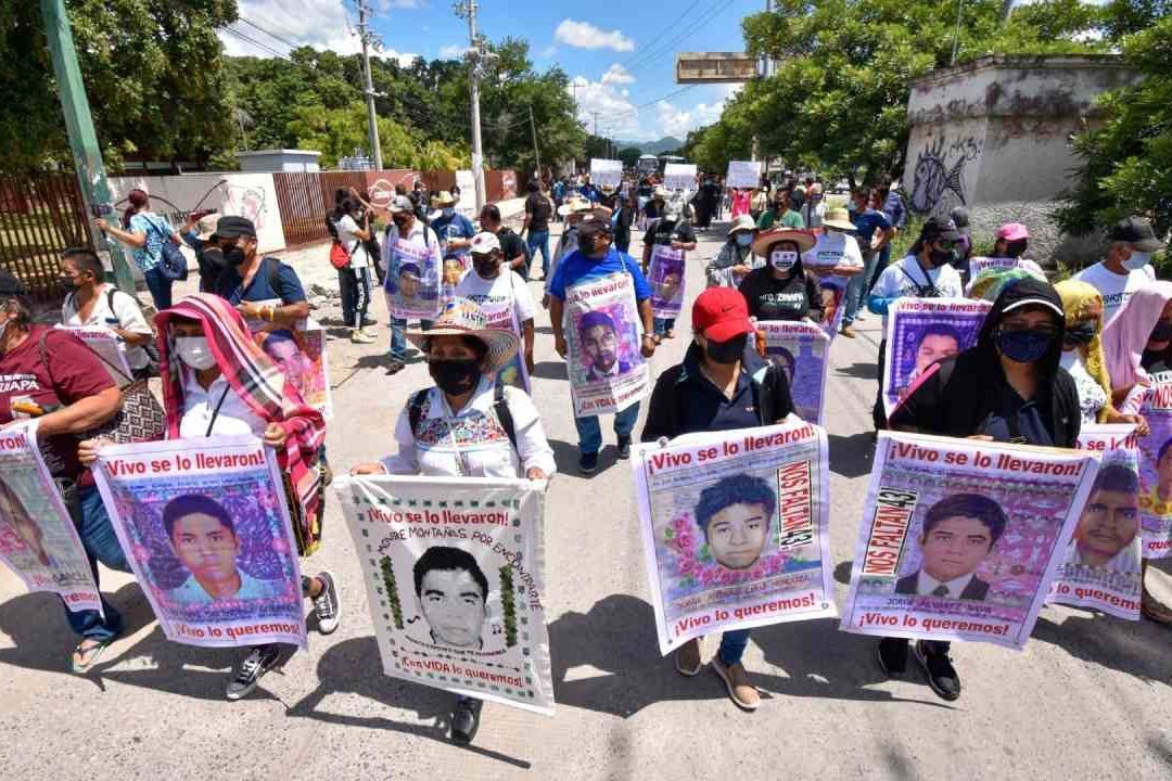 Jueza libra 16 órdenes de aprehensión contra militares por caso Ayotzinapa
