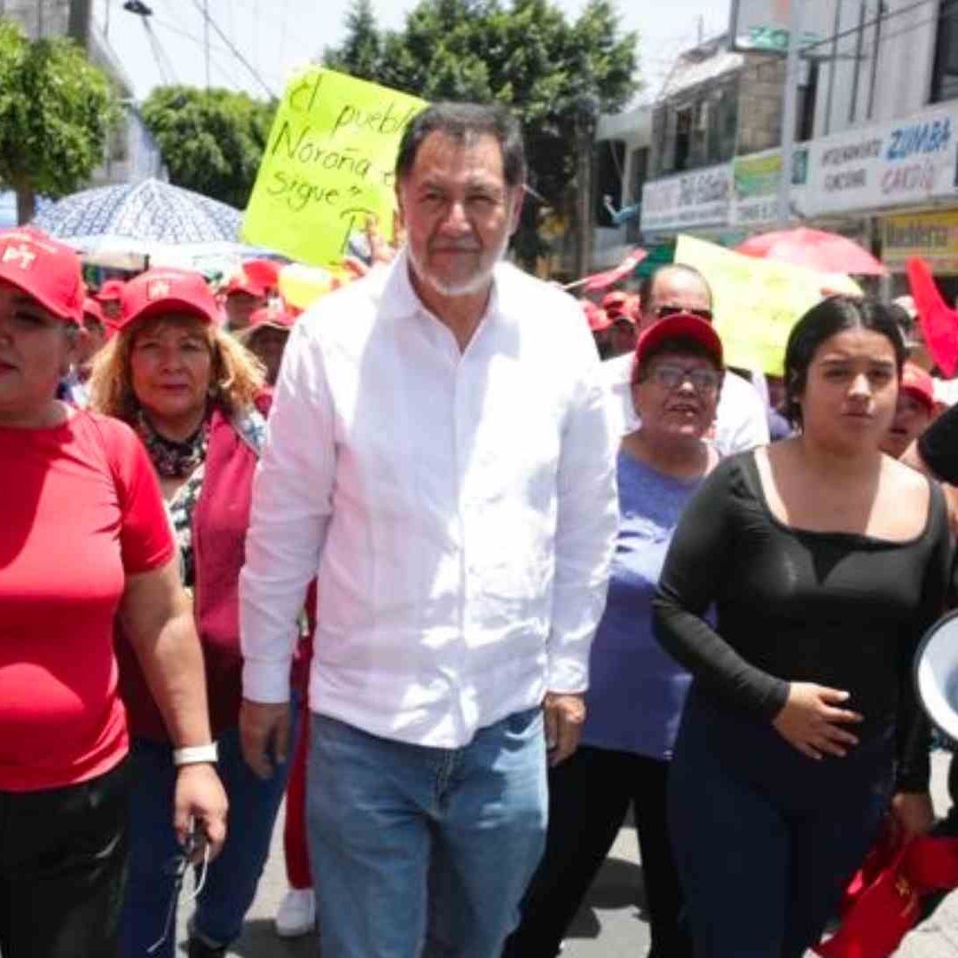 Gerardo Fernández Noroña en recorrido por San Pablo Xochimehuacán, Puebla.