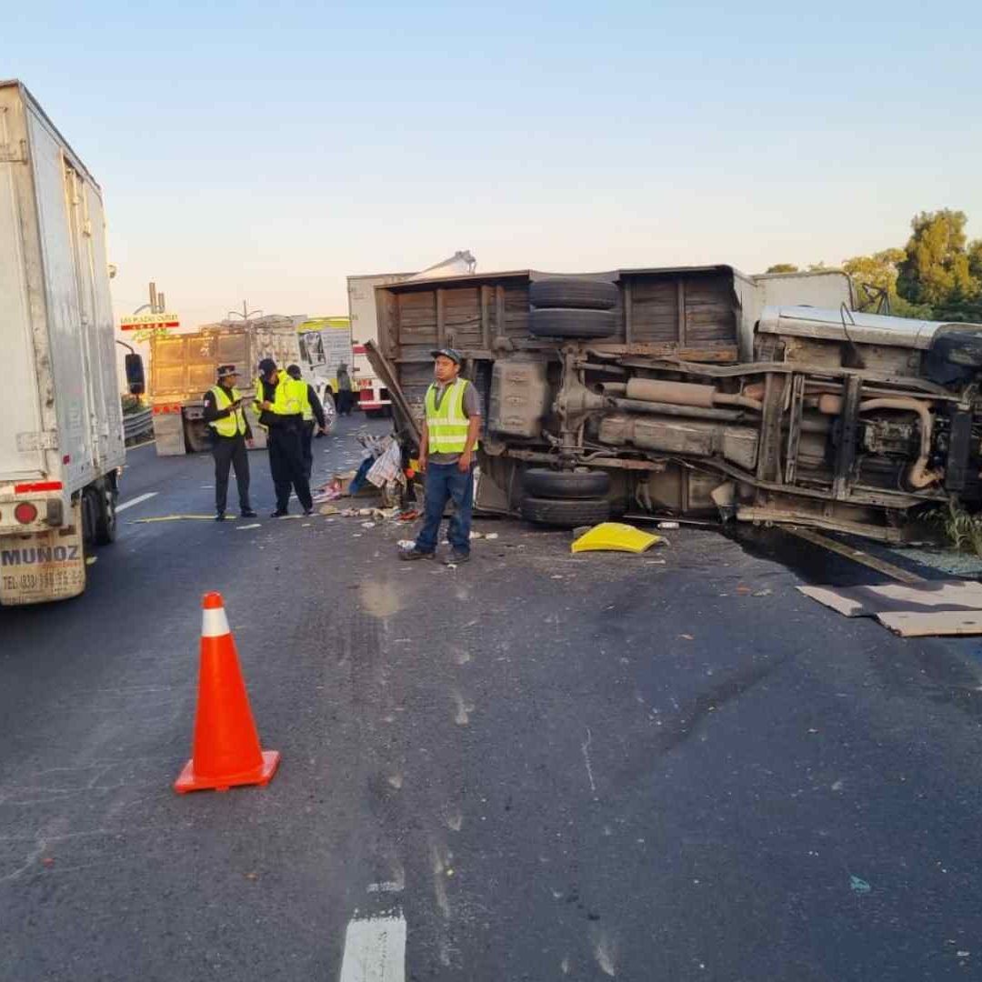 Chocan unidad de carga y otra de transporte de personas en la México-Toluca