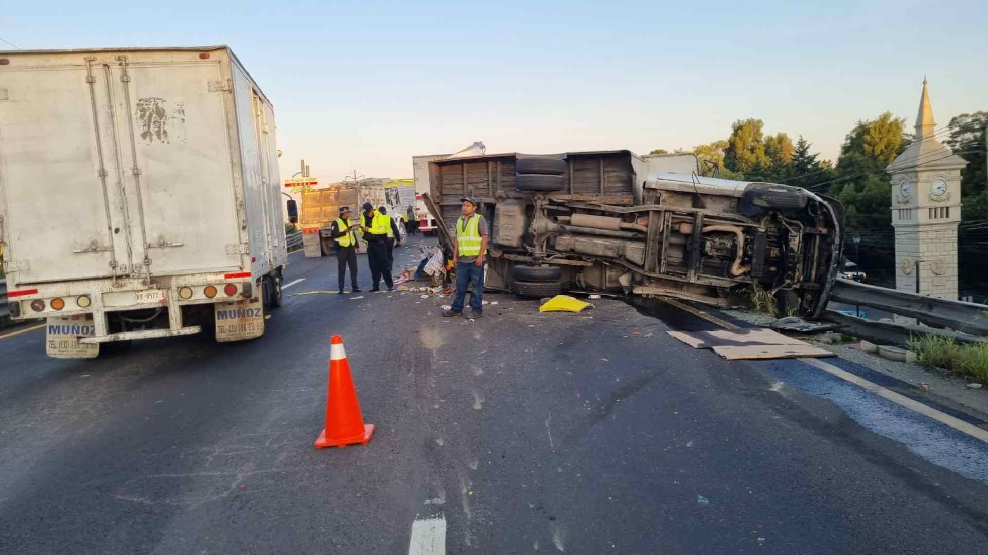 Chocan unidad de carga y otra de transporte de personas en la México-Toluca