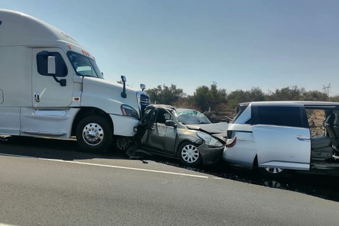 Servicios médicos de Valle de Guadalupe atendieron a lesionados por choque en autopista Zapotlanejo. Foto: Twitter @Eloy_Arellano