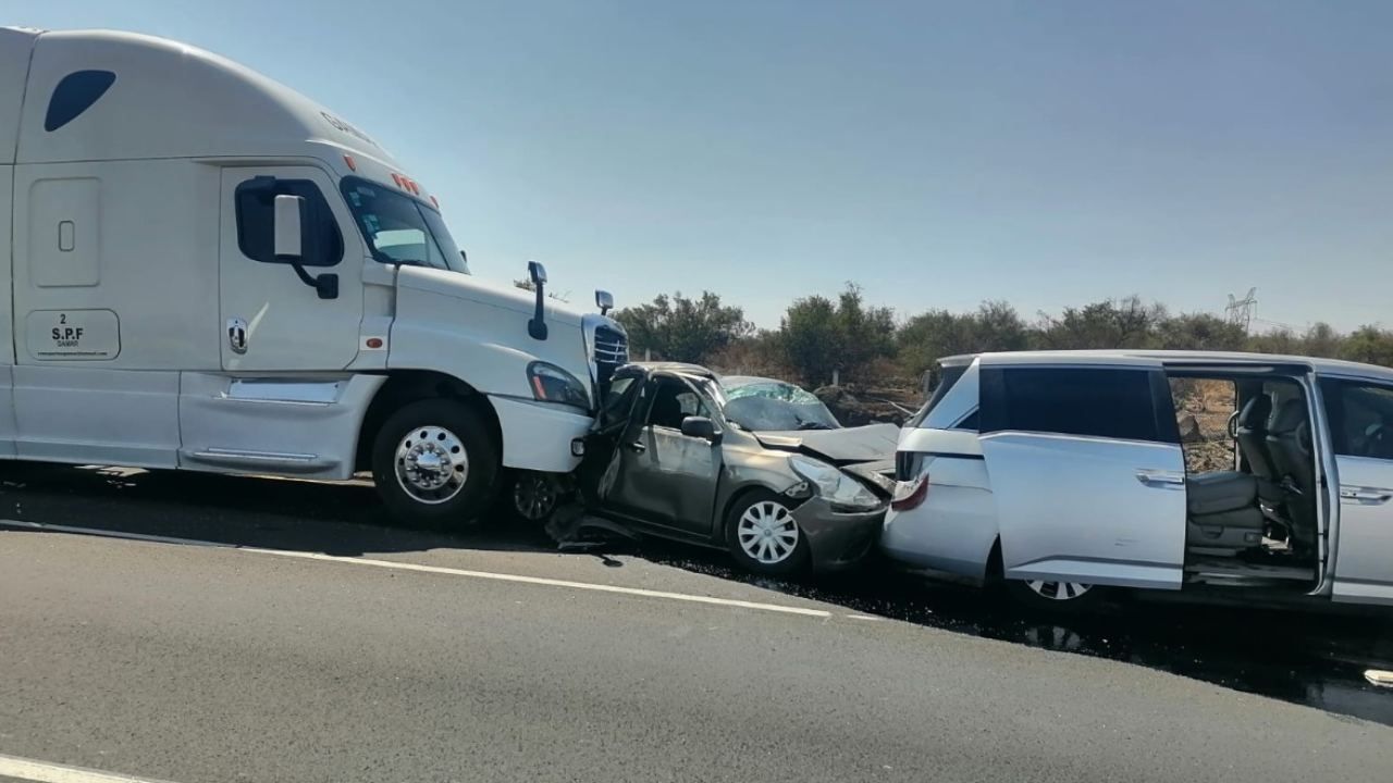 Servicios médicos de Valle de Guadalupe atendieron a lesionados por choque en autopista Zapotlanejo. Foto: Twitter @Eloy_Arellano