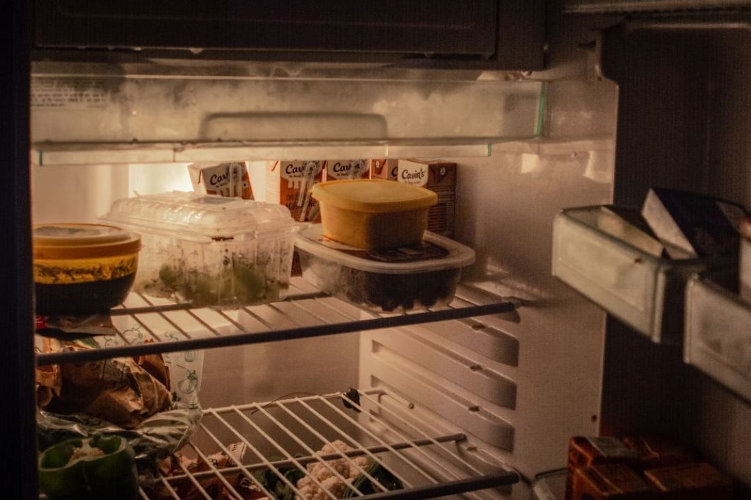 ¿Se puede meter la comida caliente en el refrigerador?