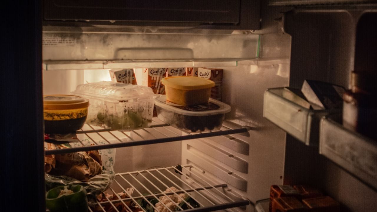 ¿Se puede meter la comida caliente en el refrigerador?