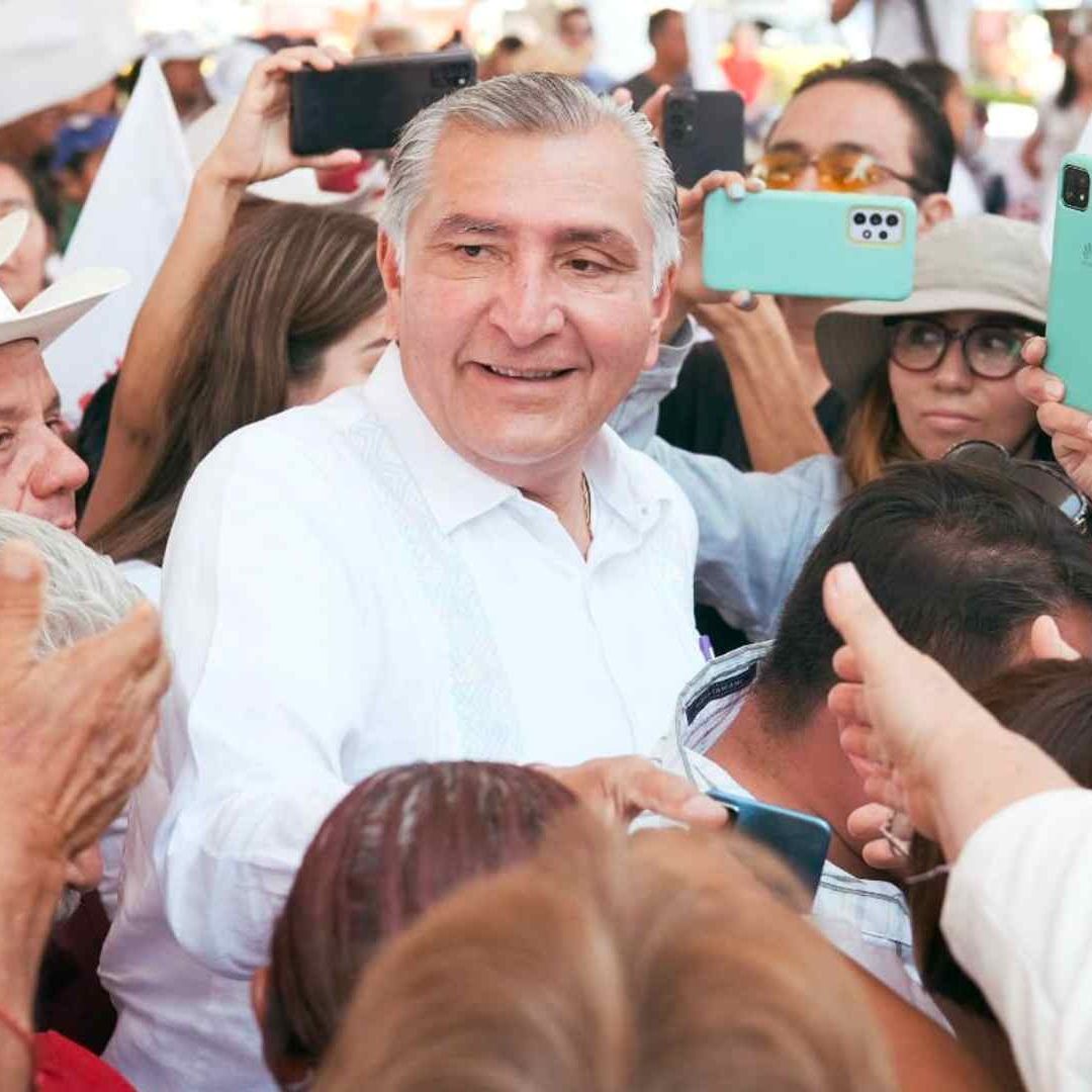 Adán Augusto López en su gira por Querétaro.