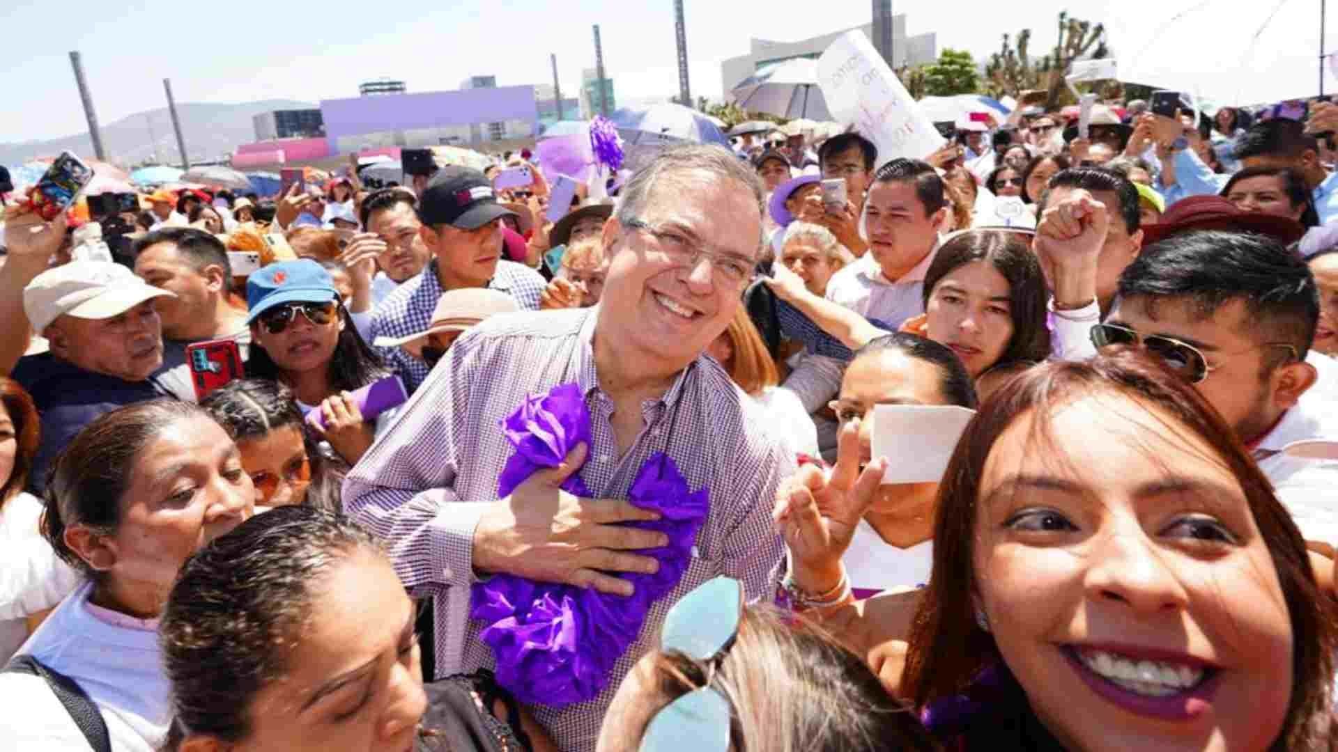 Marcelo Ebrard en un encuentro con mujeres en Pachuca, Hidalgo.