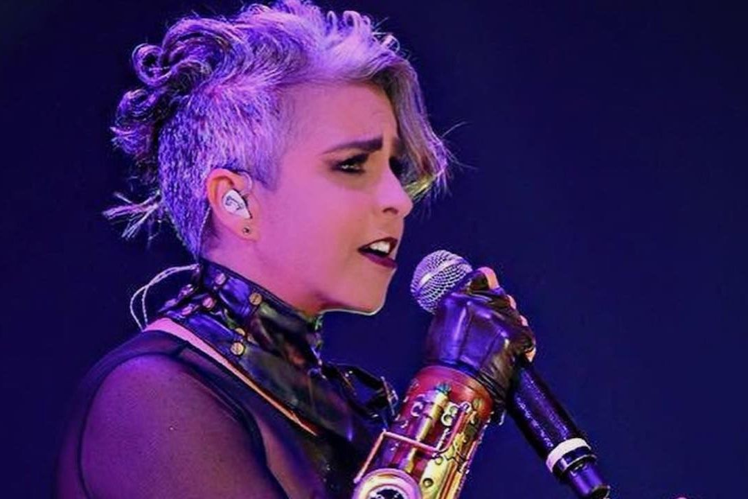 Federica Quijano durante un concierto de Kabah