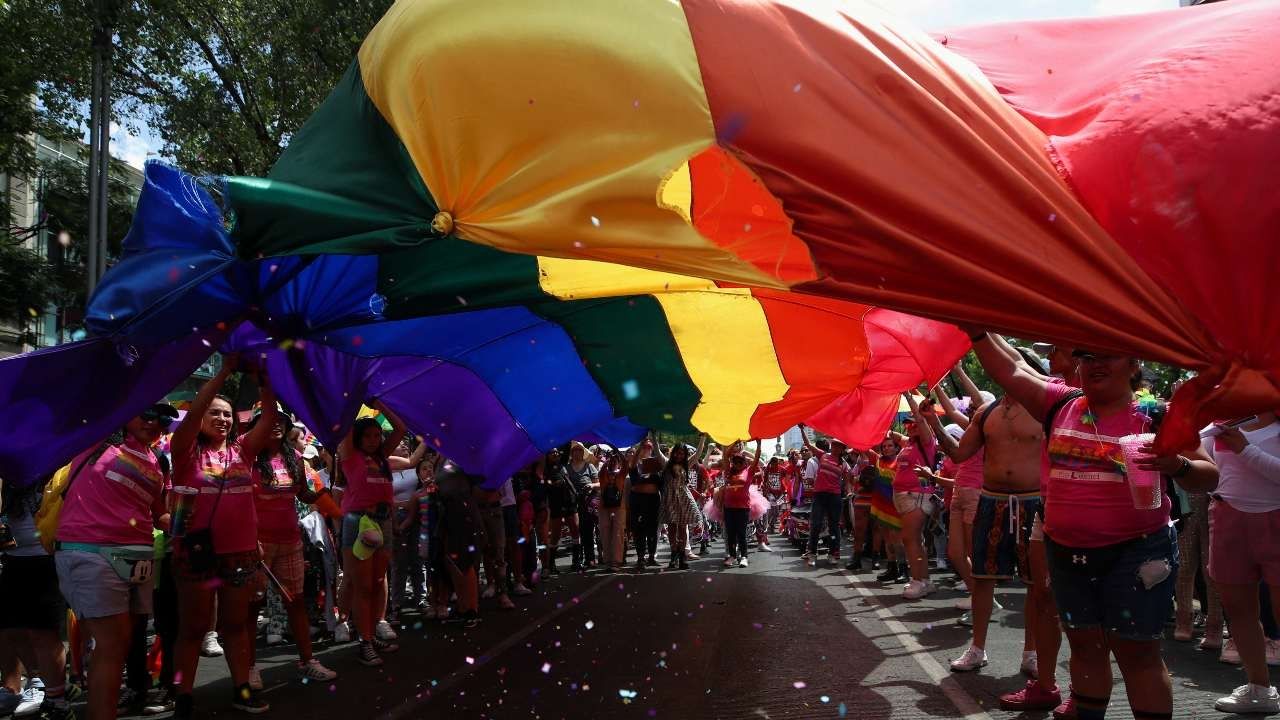 Ondean marcha LGBTQ+ durante 45° Edición del Pride en CDMX