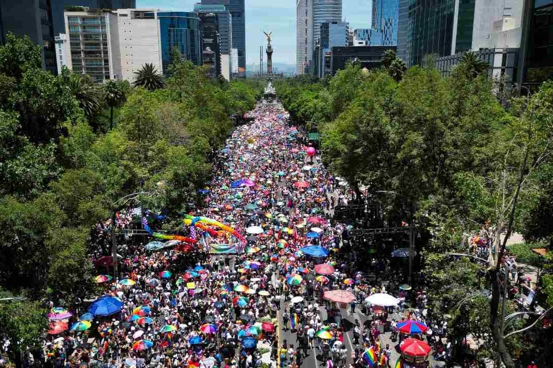 Miles de personas participan en la Marcha del Orgullo LGBTQ+