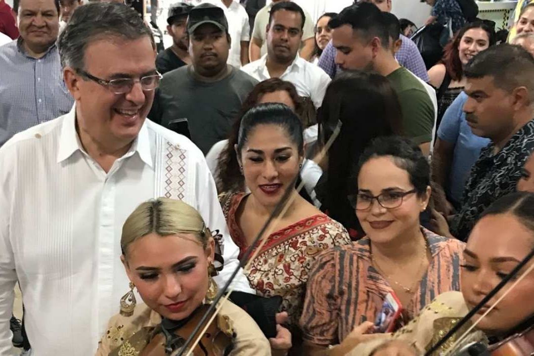 Marcelo Ebrard fue recibido por decenas de simpatizantes en el Aeropuerto de Puerto Vallarta