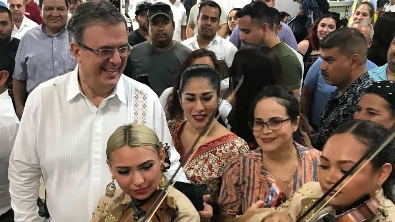 Marcelo Ebrard fue recibido por decenas de simpatizantes en el Aeropuerto de Puerto Vallarta