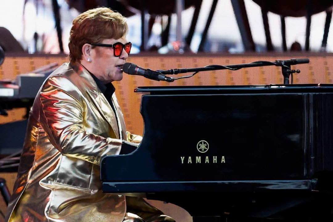 Elton John se Despide de Glastonbury con Cautivador Concierto