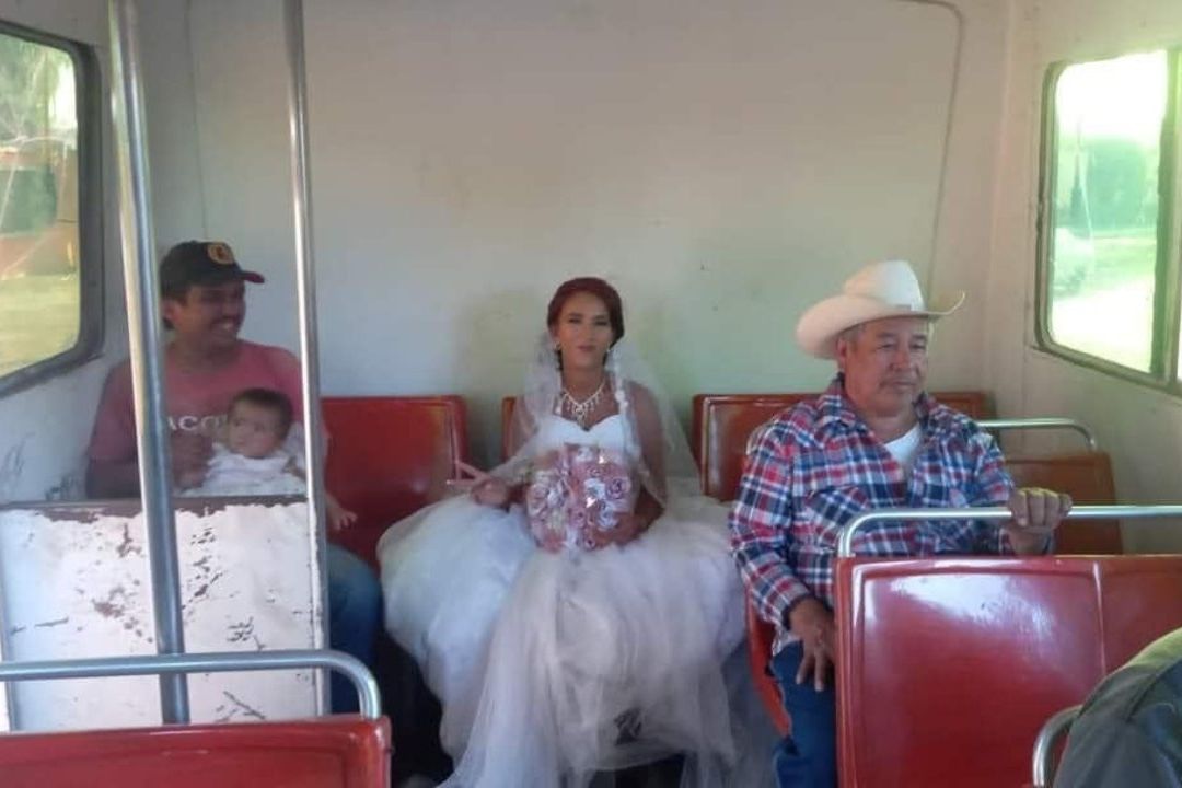 Novia Sube a Camión para Llegar a su Boda en Sonora