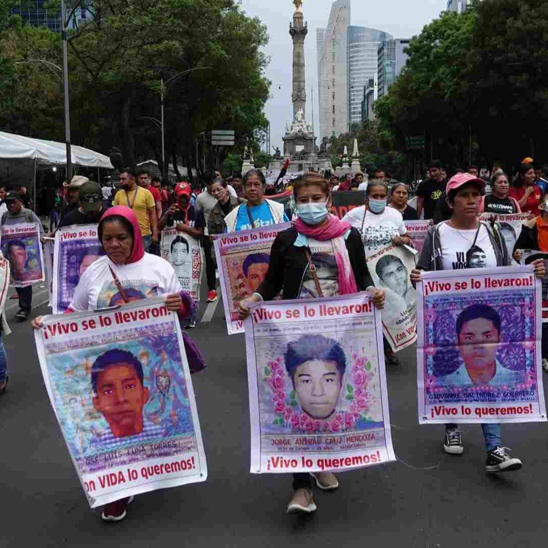 Familiares de los normalistas desaparecidos marchando en la CDMX