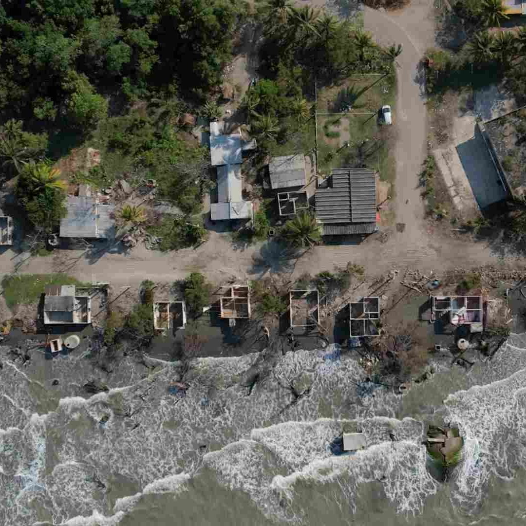 En Tabasco, la comunidad de El Bosque es devorada por el mar